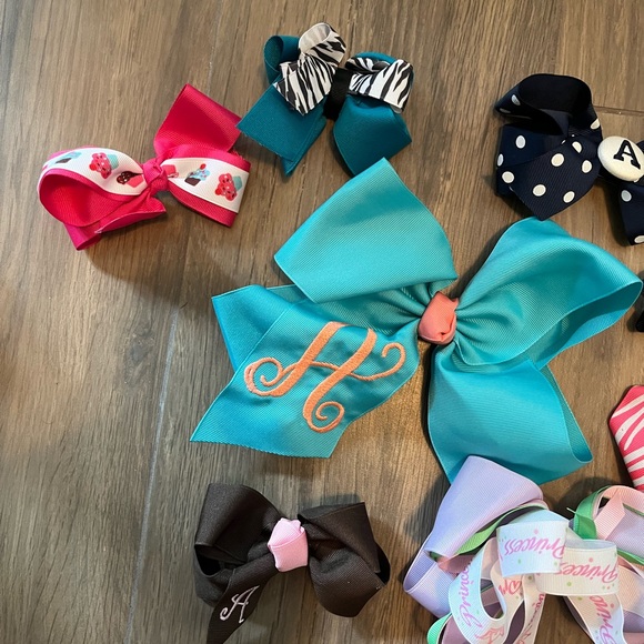 Bundle of bows some with "A" monogram - Picture 2 of 6